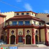 Come quasi sempre succedeva nelle scuole del tempo, l�edificio ha due ingressi separati per i bambini e le bambine situati agli opposti del lungo corpo centrale, con scalinate sagomate a mezzo ottagono